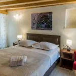 Jr Luxury Guesthouse2 בית הארחה